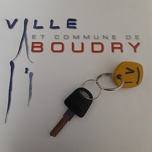 , clé noir avec un porte clé fait maison peint jaune