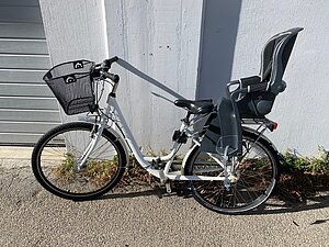 Vélo avec panier et siège enfant